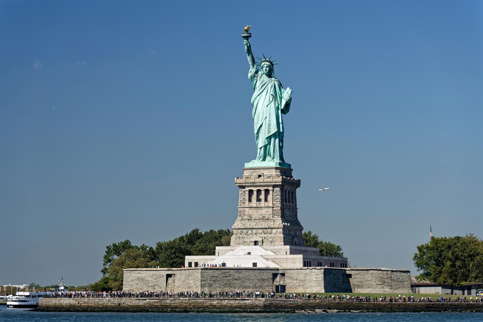 The Statue of Liberty in New York, symbolizing a warm welcome to the United States.