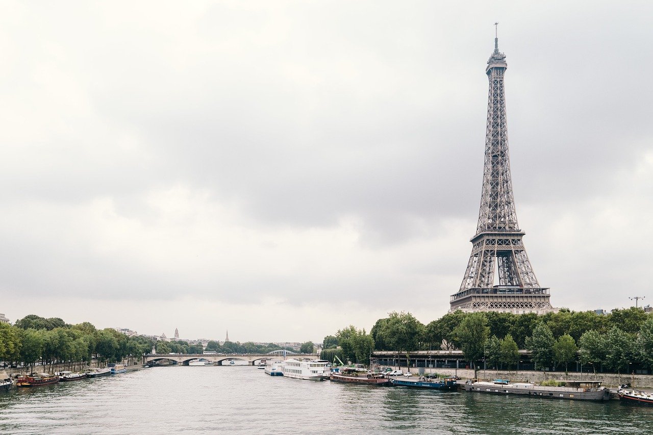 Seine river dinner cruise at night