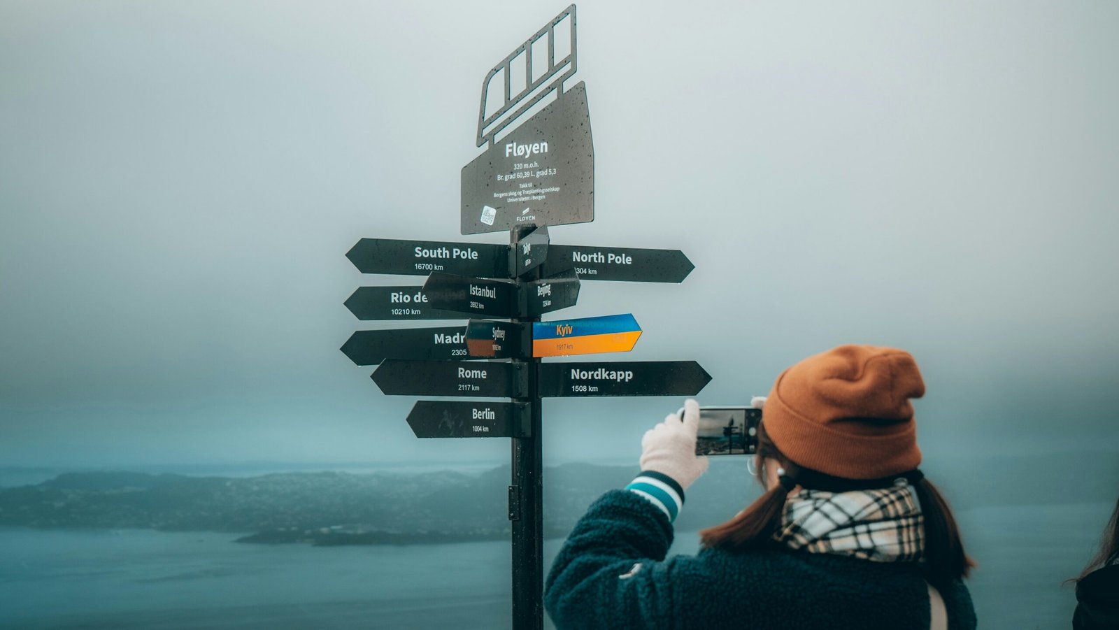 An infographic showing the definition of destination dupes with icons representing fewer crowds, lower costs, and similar experiences