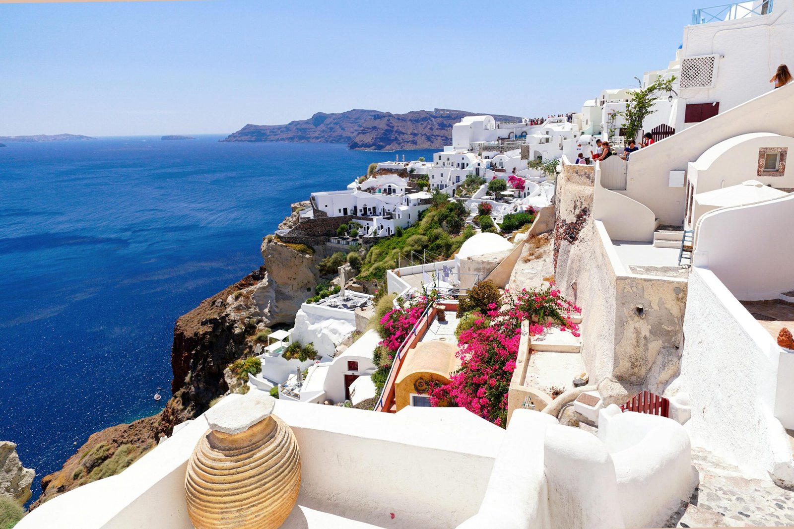 Explore the stunning architecture and vibrant sea views of Santorini, Greece, perfect for travel photography enthusiasts.